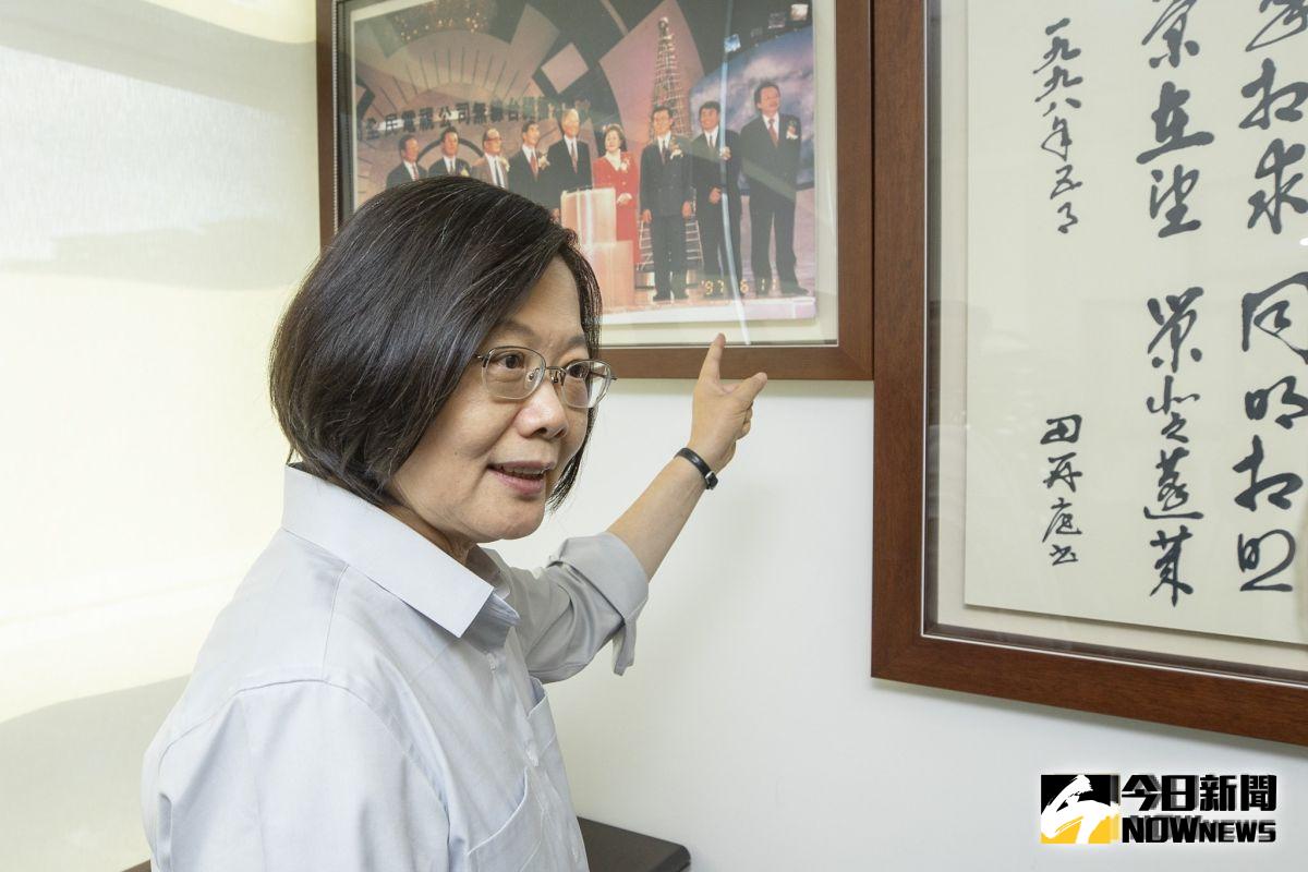 高雄市長韓國瑜日前指出，大家都在黑韓，沒人敢黑蔡英文。對此蔡英文4日表示，台灣政治人物所處的情境都不會有差別。（圖／總 府提供）