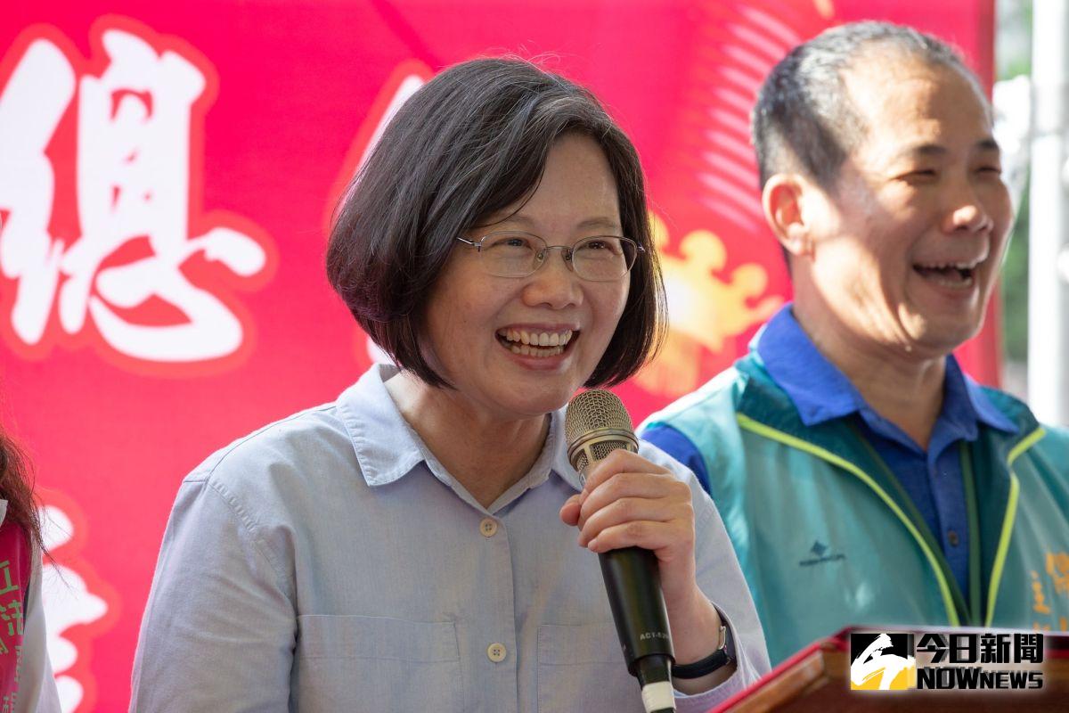 台北市長柯文哲日前表示，自己底色還是綠的，小時候家族間還是很討厭外省人。總統蔡英文4日受訪時，再次提醒他，政治人物不是名嘴，不論先來後到，大家都是一家人，都是自己人。（圖／總統府提供）