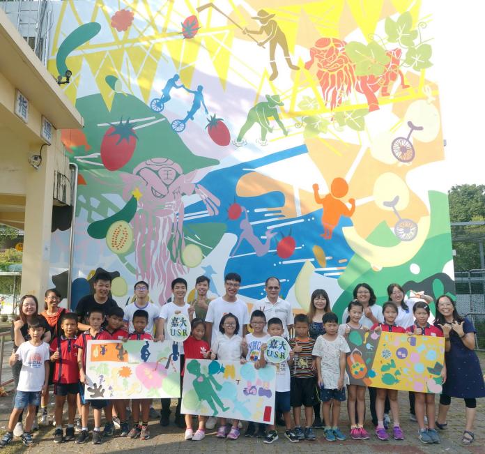 ▲嘉大USR團隊與北藝大學生合作，帶領學童共同創作彩繪牆，突顯了在地特色，也為當地新添亮點。（圖/嘉大提供，2019.09.04）