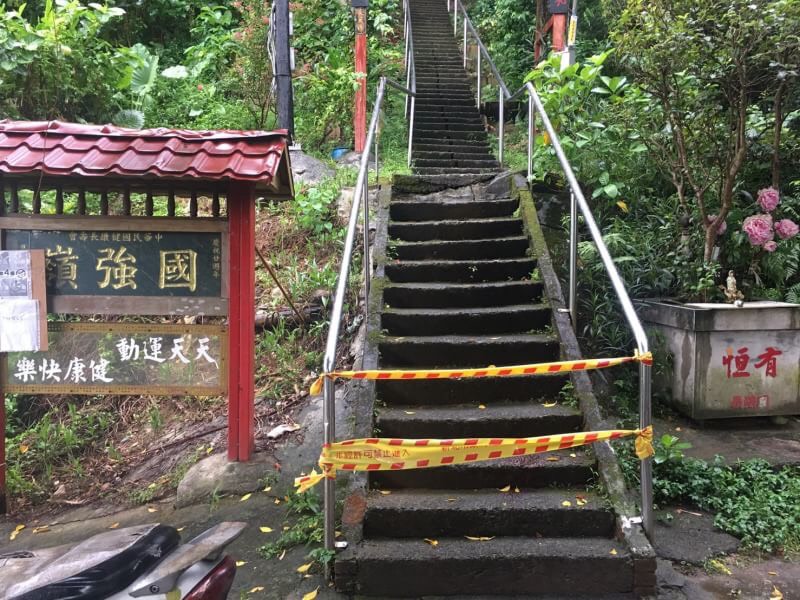 ▲目前衛生局已封閉國強嶺8條步道，進行噴消以降低蚊子密度。（圖／新北市衛生局提供）