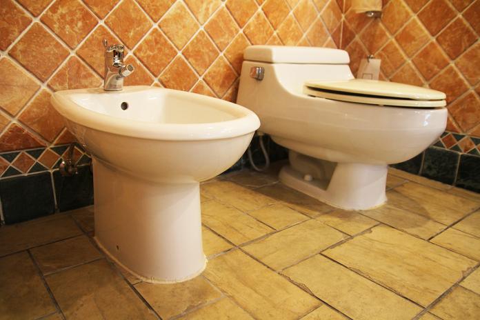 ▲不少人上公共廁所時都會在馬桶坐墊上墊衛生紙，以防細菌沾染皮膚。（圖／NOWnews資料照片）