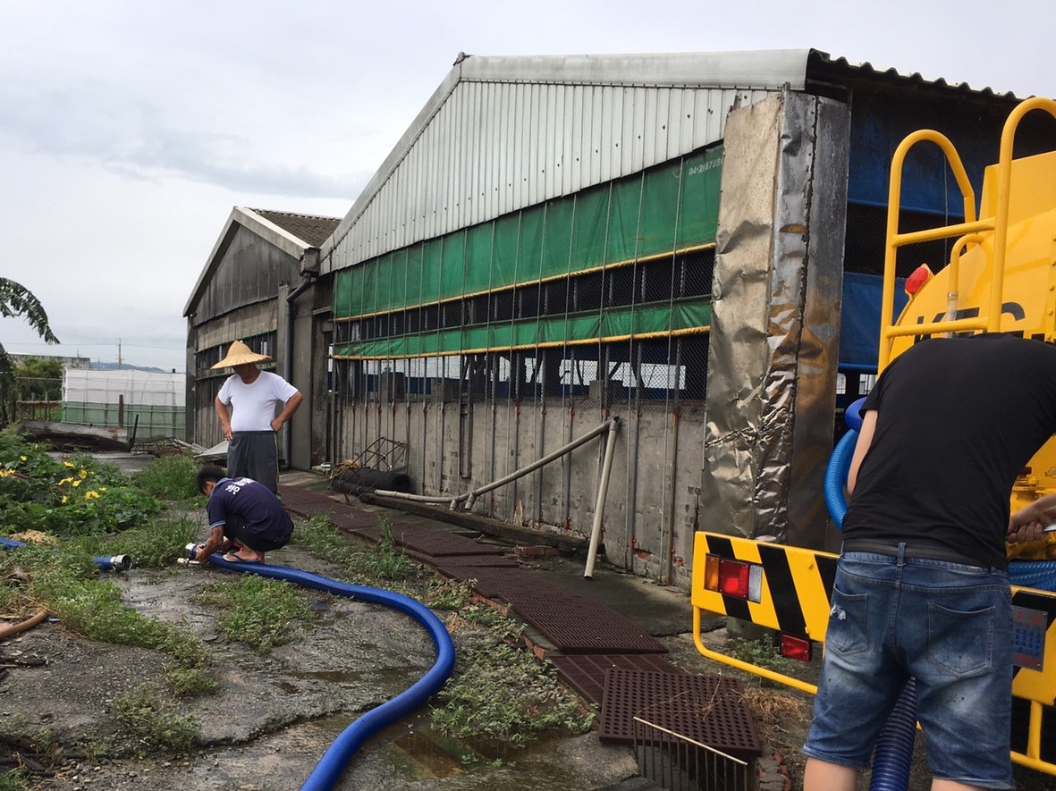 ▲台中市環保局推廣畜牧糞尿再利用，免費載運沼液到農地澆灌服務。 (圖／環保局提供2019.9.4)