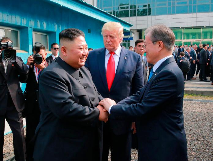 照片攝於2019年六月三十日，照片由北韓政府提供。北韓領道人金正恩、南韓總統文在寅以及美國總統川普站在南北韓非武裝地帶。（Korean Central News Agency/Korea News Service via AP）