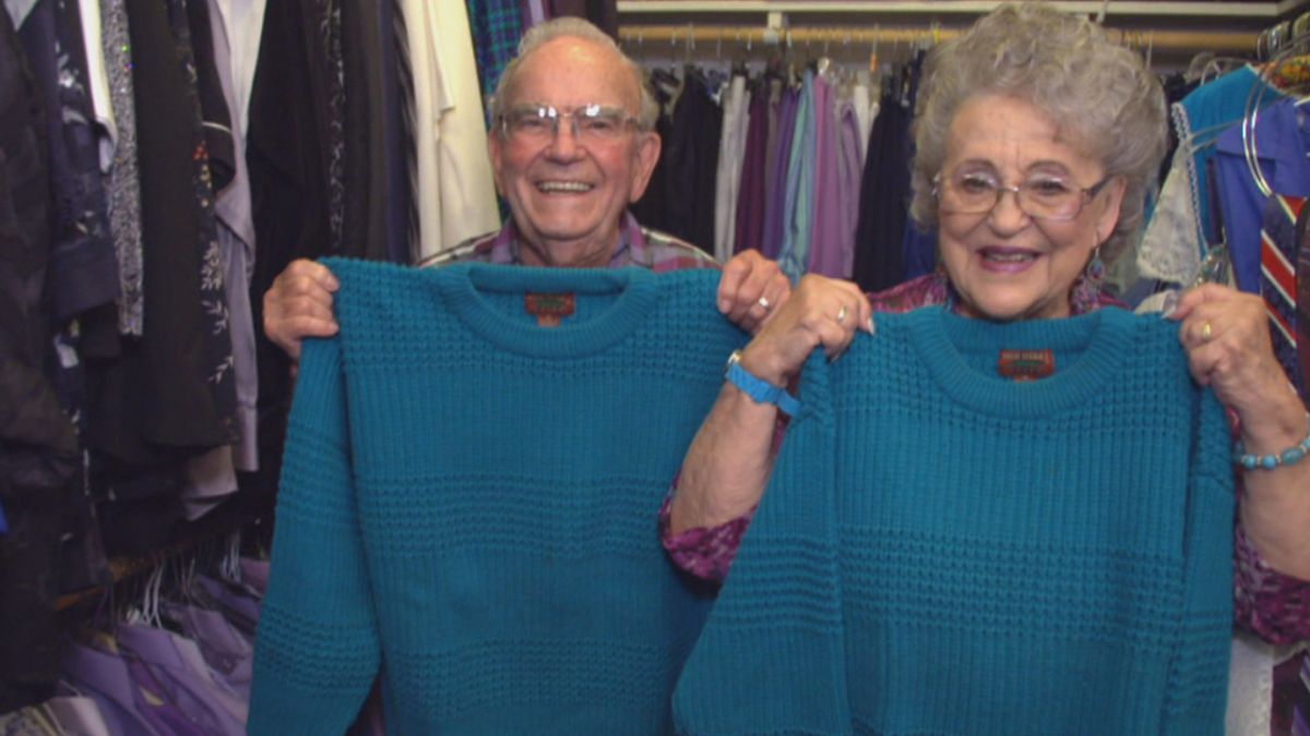 ▲美國一對結婚近 70 年的夫妻，維繫婚姻和諧的祕訣竟是「常穿情侶裝」。（圖／翻攝自 Inside Edition ）