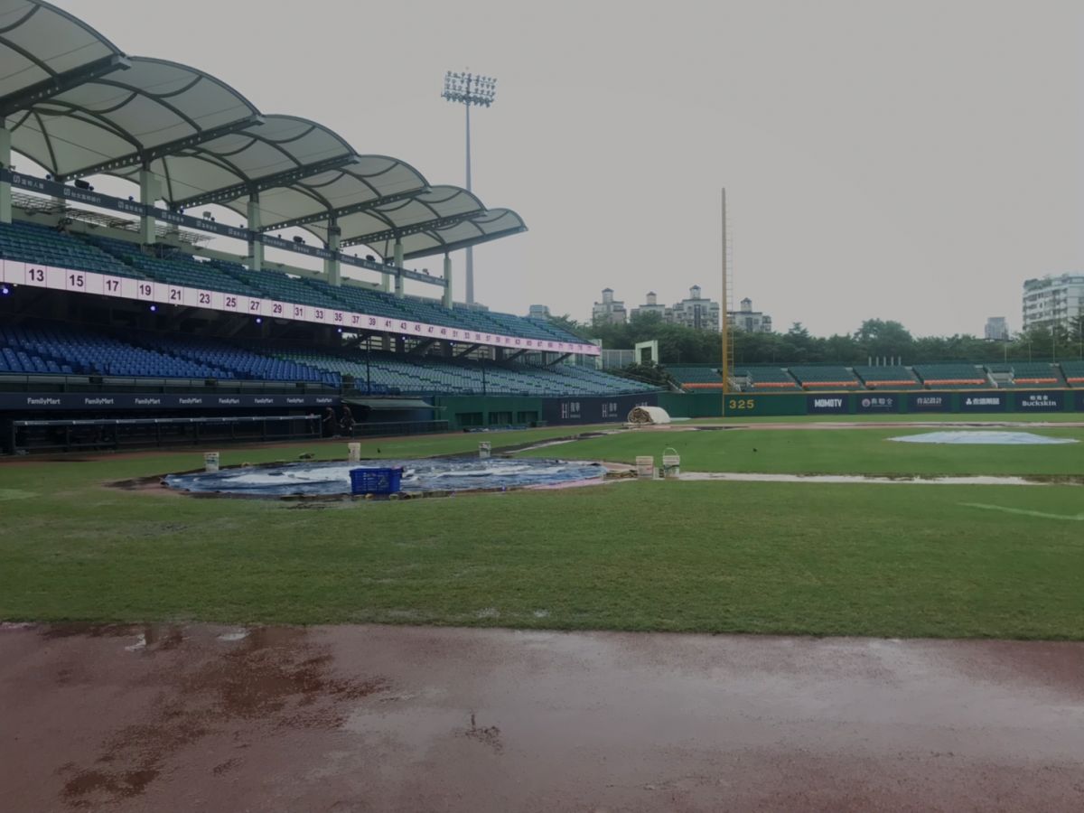▲新莊球場賽前陰雨綿綿。（圖／雷明正攝影）