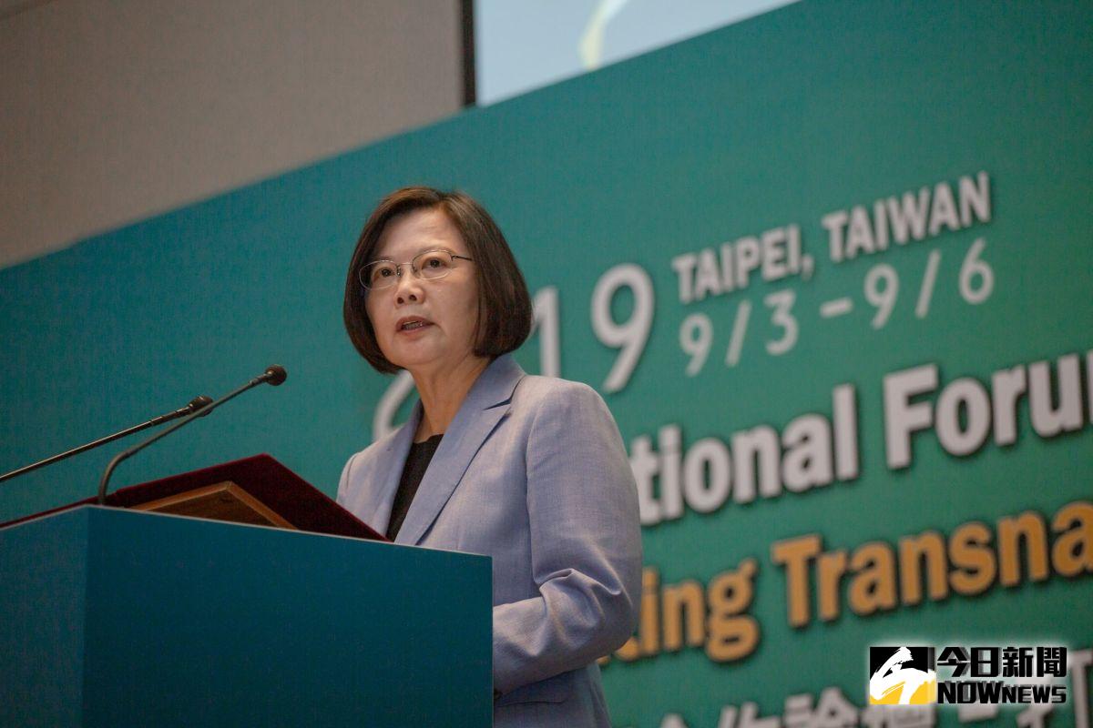 為抗議台大教授賀德芬等人一再指總統蔡英文博士論文學歷造假，蔡英文今天正式對賀德芬及林環牆提告。（圖／總統府提供）