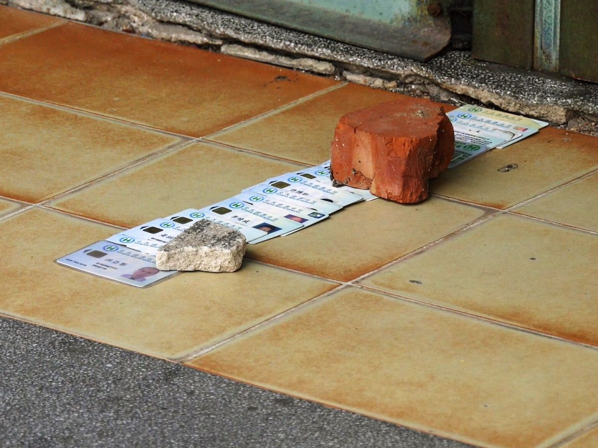 ▲診所門口前排放整齊的健保卡長龍。（圖／蔡若喬攝, 2019.09.04）