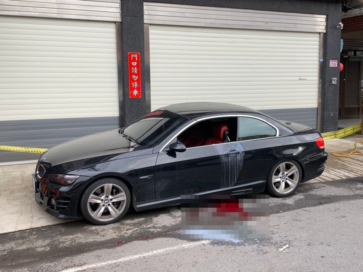 ▲「貓霖幫」幫主江宗霖今天下午在自家附近遭到兩名殺手近距離槍擊頭部身亡，座車旁留有大片血跡。（圖／龍潭分局提供）