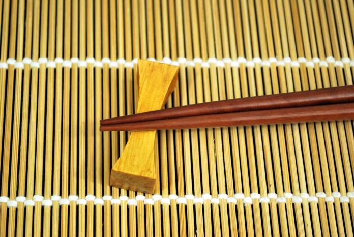 ▲Uber亞太區總經理透過一雙筷子的使用方式，一秒辨識日本人還是台灣人，同時延伸出對於不同地區外送的差異化。（示意圖／取自 Unsplash ）