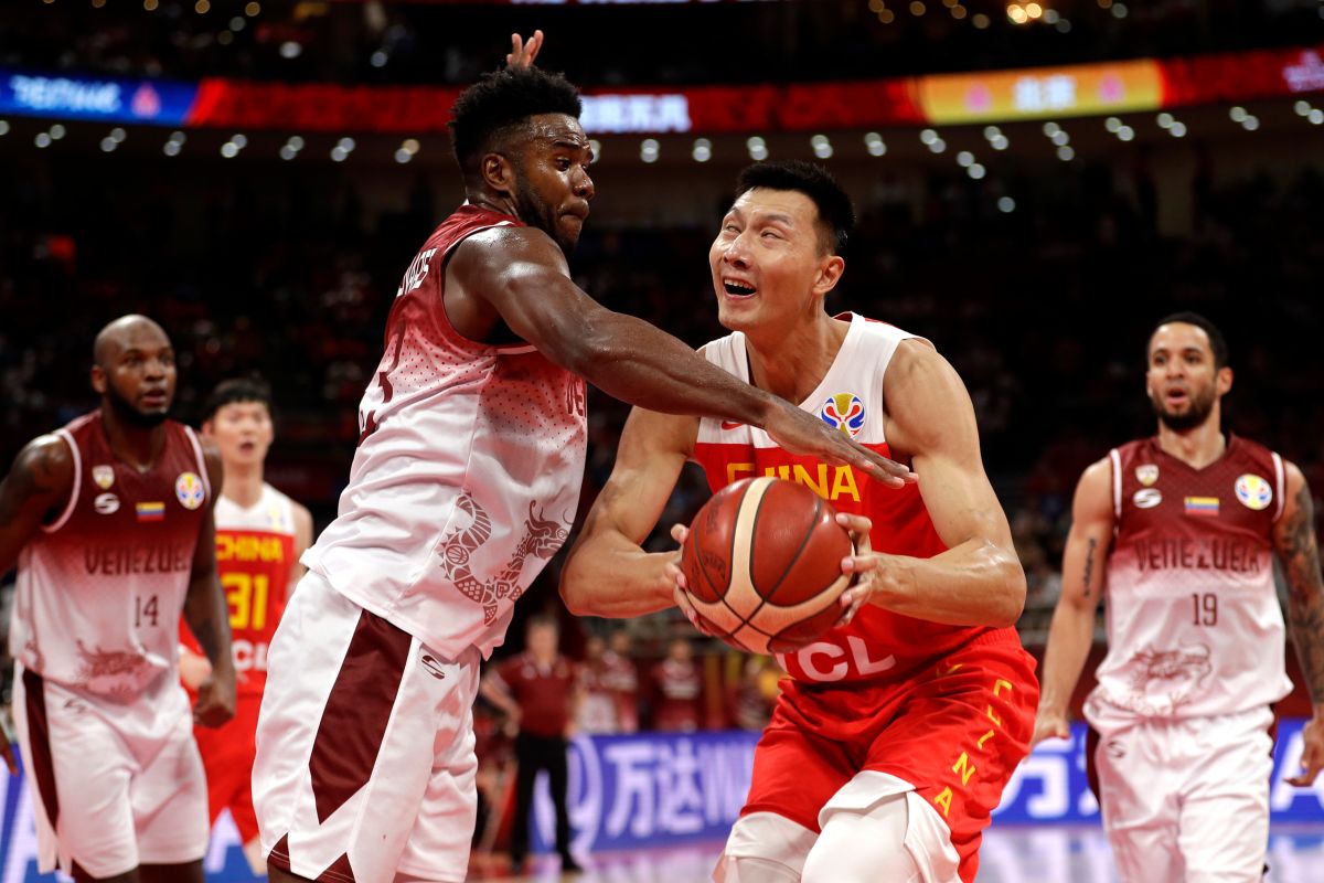 易建聯切入上籃，遭到委內瑞拉球員封阻。（圖／美聯社／達志影像）