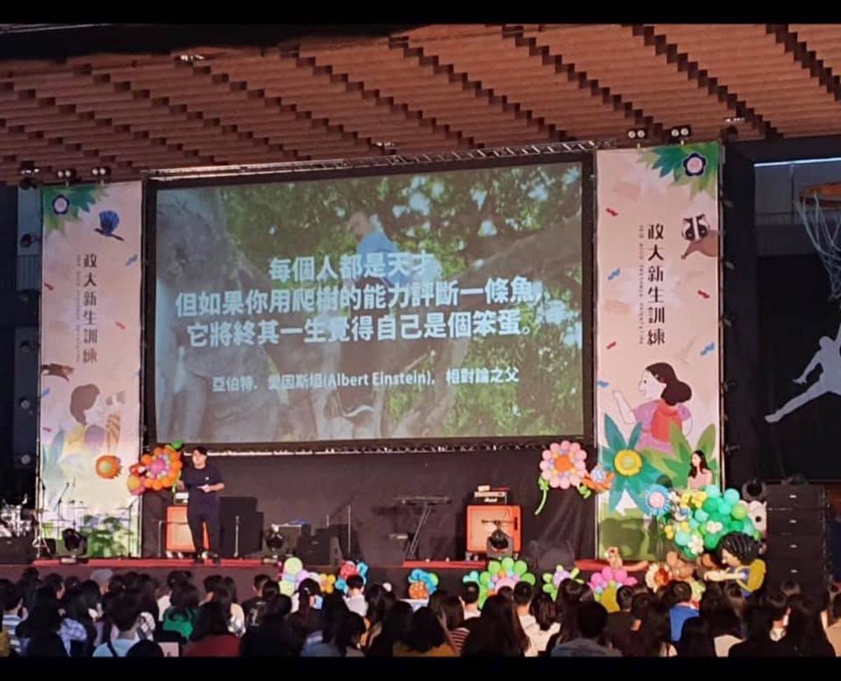 ▲政大新訓一張韓國瑜爬樹照引發熱議。（圖／翻攝自臉書）