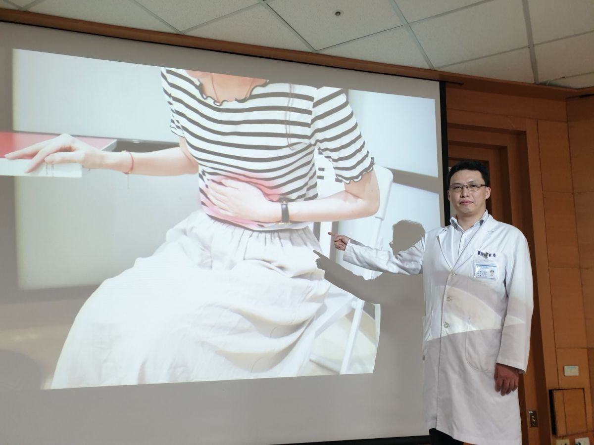 ▲台中林新醫院廖重慶醫師說明，急性胰臟炎症狀是上腹痛，有時連背部都痛。（圖／金武鳳攝，2019.9.5)
