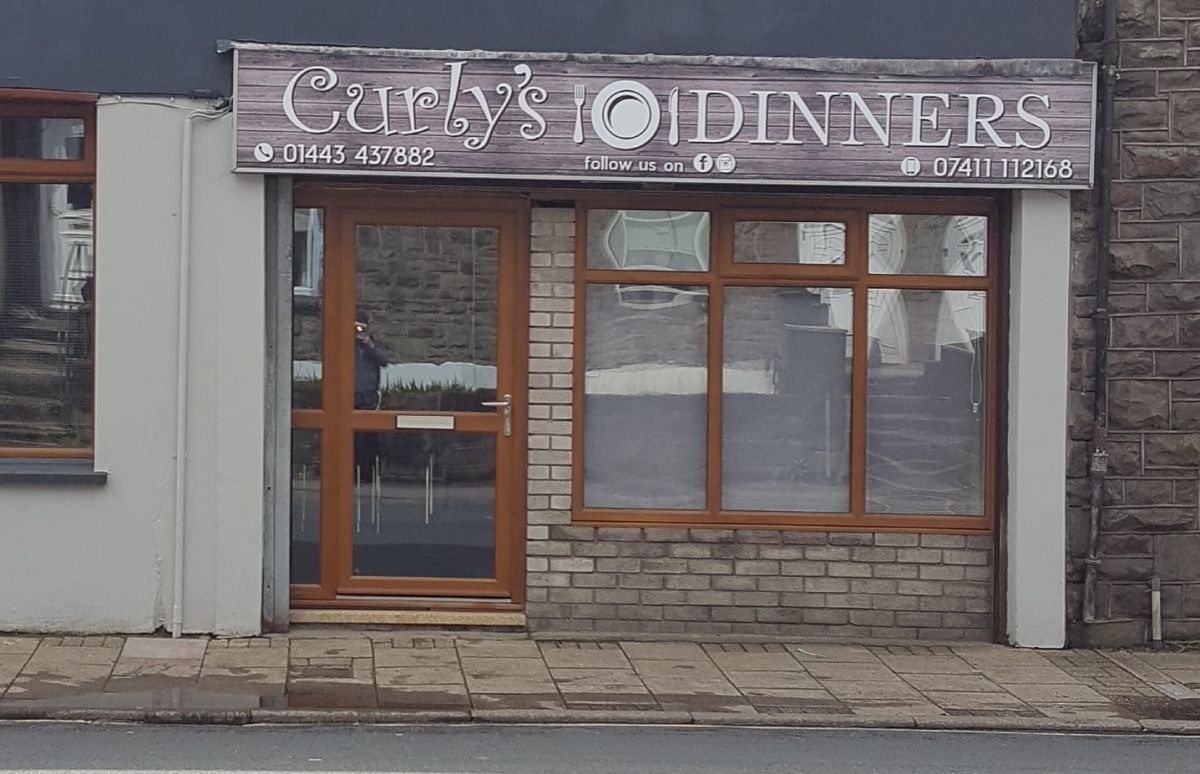 ▲逆向思考帶來無限可能！英國一間便當店 Curlys Dinners ，竟然周休「六天」，一個禮拜只在星期天時營業。（圖／翻攝 Curlys Dinners 臉書）