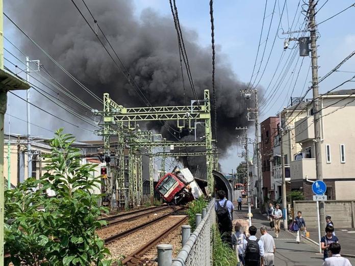 ▲今（ 5 ）日上午日本神奈川縣京急線傳出發生重大車禍，根據消息指出，是由於一輛貨車與列車廂相撞，造成嚴重車禍，目前已有 33 人受傷。（圖／取自 yuyu038 推特）
