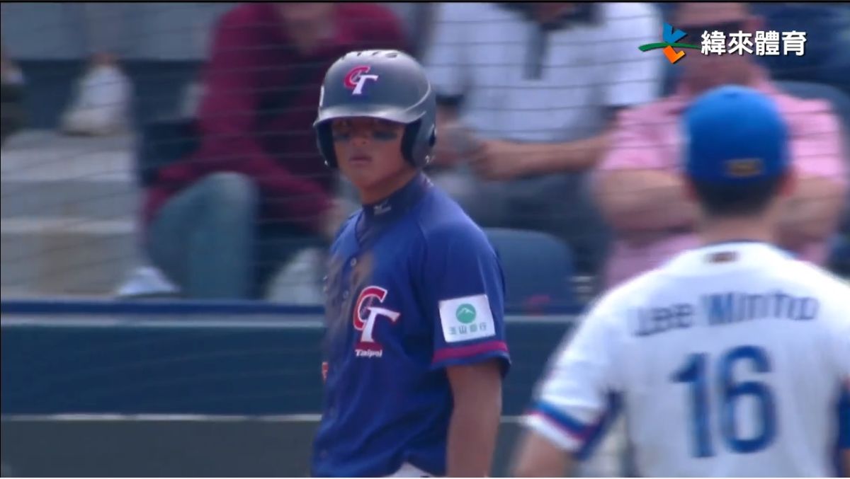 ▲李灝宇也被觸身，怒瞪韓國投手。（圖／截自YouTube）