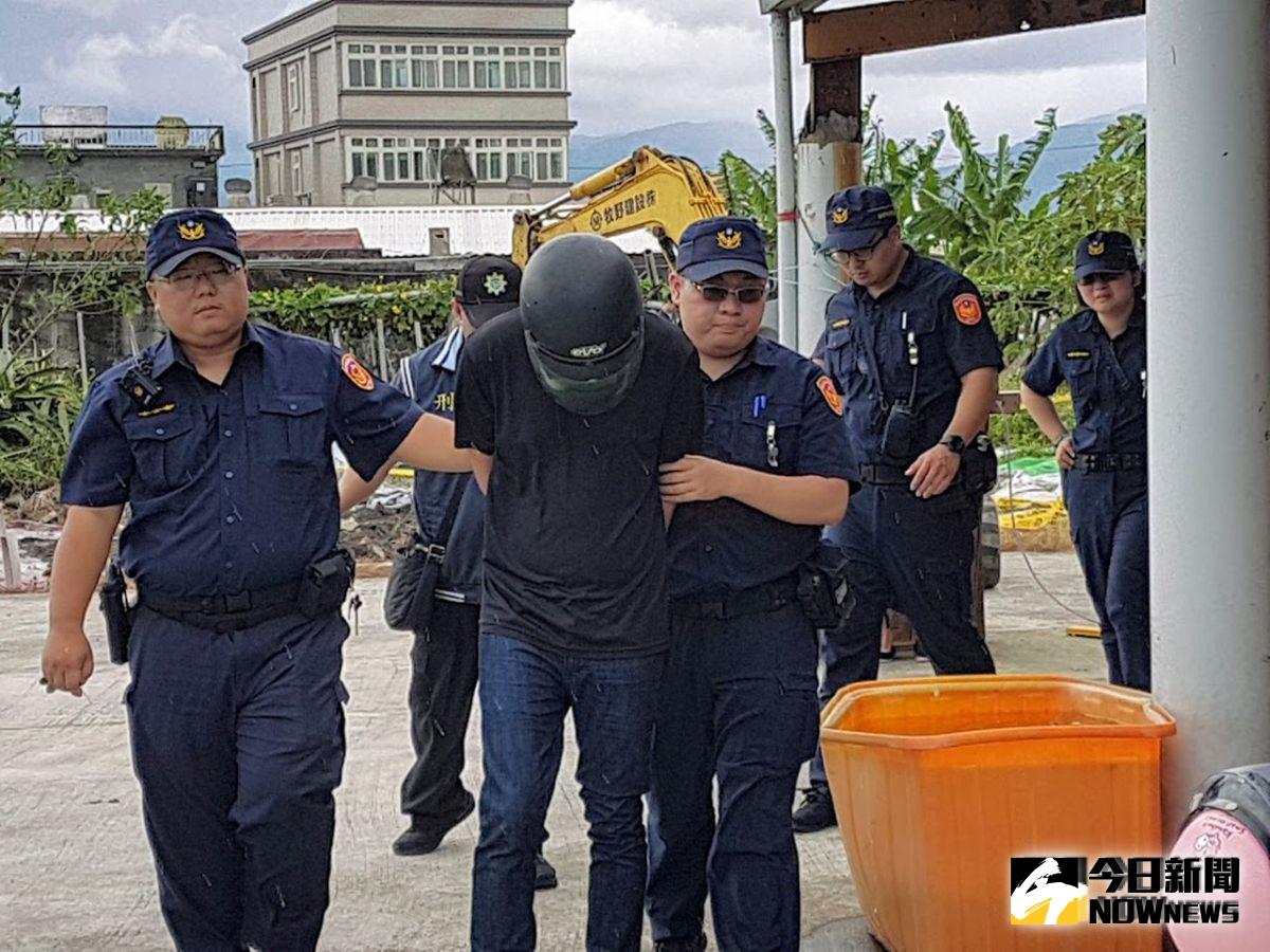 ▲警方押解江姓兇嫌至宜蘭縣壯圍鄉壯濱路四段埋屍現場進行開挖。（圖／記者李清貴攝,2019.09.05)