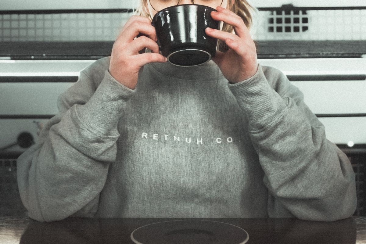 ▲一名婦人罹患胃幽門桿菌，三度殺菌治療均不成功，醫師發現她偏愛喝「 3 種飲料」的習慣是元凶。（示意圖／圖中非當事人，取自 Unsplash ）