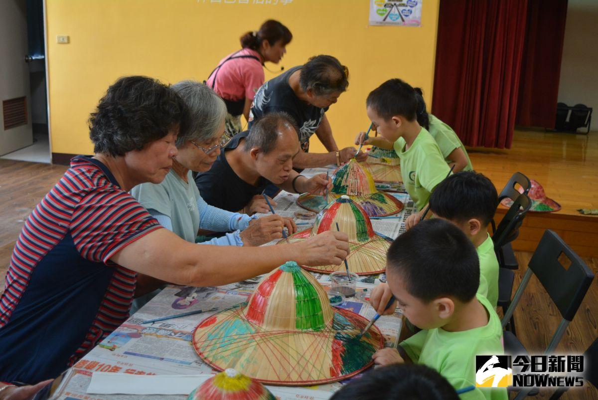 ▲透由彩繪斗笠，打動長輩記憶深處的農耕的回憶。（圖／記者郭政隆攝影2019.9.5）