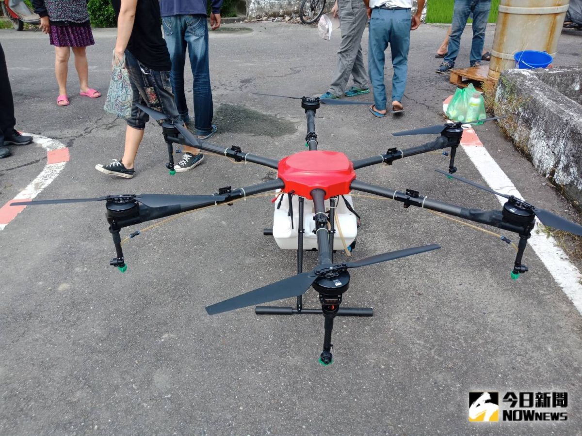 ▲大埤鄉公所推廣省工又省時的無人機噴灑農藥而舉辦示範觀摩。（圖／記者簡勇鵬攝，2019.09.05）