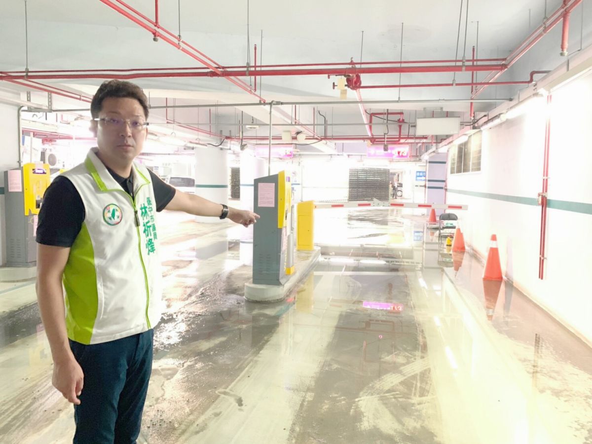 ▲市政公園地下停車場每有大雨發生，停車場內就會積水，議員林祈烽痛批，市府的行政效率實在有夠差勁。 (圖／柳榮俊翻攝2019.9.5)