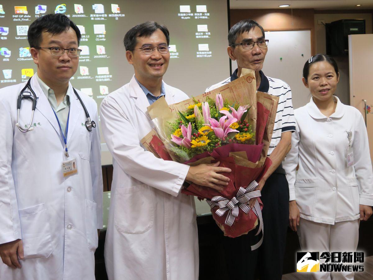 ▲吳國貞獻花感謝醫護團隊，目前同時進行化療及放射線治療，恢復狀況良好。（圖／記者陳雅芳攝，2019.09.05）