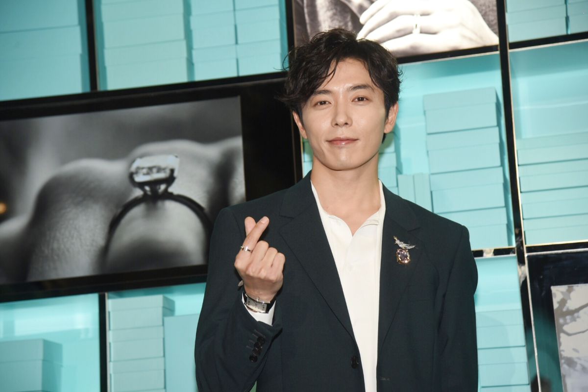▲韓劇男神「館長」金材昱，抵台為「TIFFANY & CO. 美鑽傳奇主題展」揭幕，放送手指愛心。（圖／記者陳明安攝）