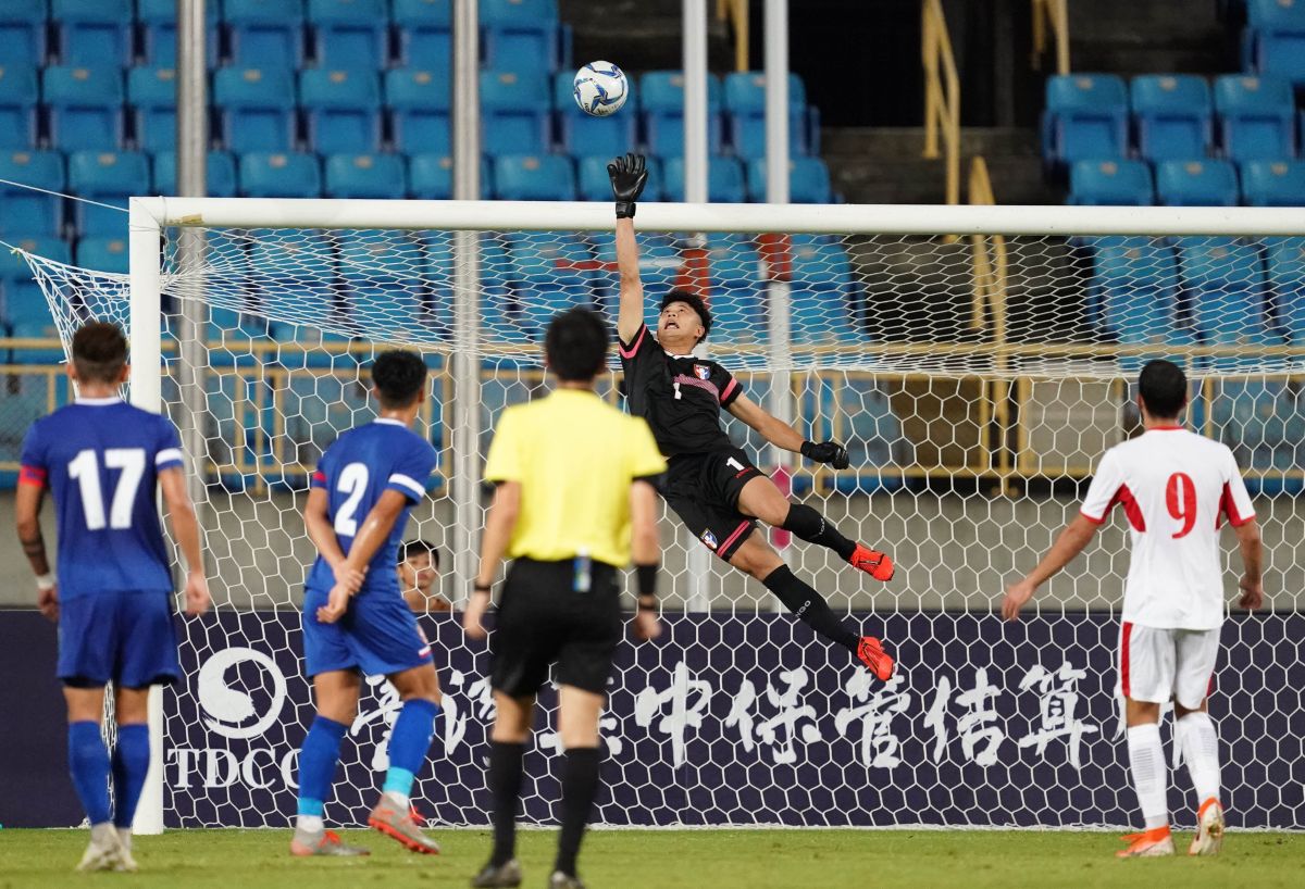 ▲中華男足明將在主場出戰泰國，「護國門神」潘文傑(黑球衣)將扛起重任。（圖／中華足協提供）