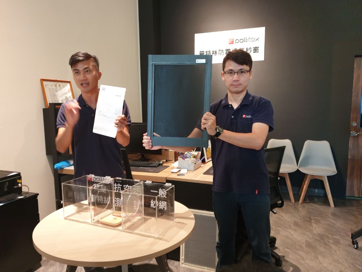 ▲家族有六人罹患肺腺癌，黃振明（左）引進透氣防霾紗窗，提供民眾居家自我保護。（圖／金武鳳攝，2019.9.6)