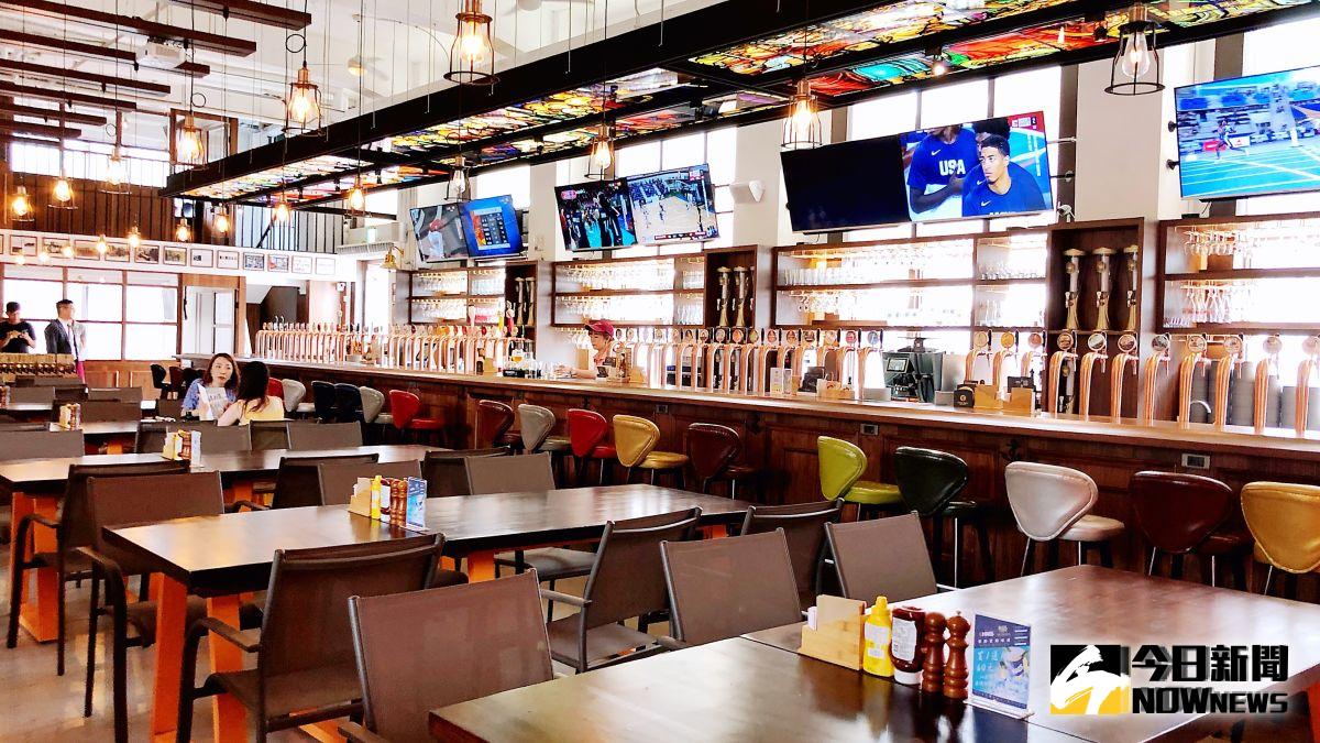 ▲16公尺長的吧台上一列排開的68支啤酒柱、加上一大面冰箱牆，提供350款不同風味的啤酒。（圖／記者陳美嘉攝）