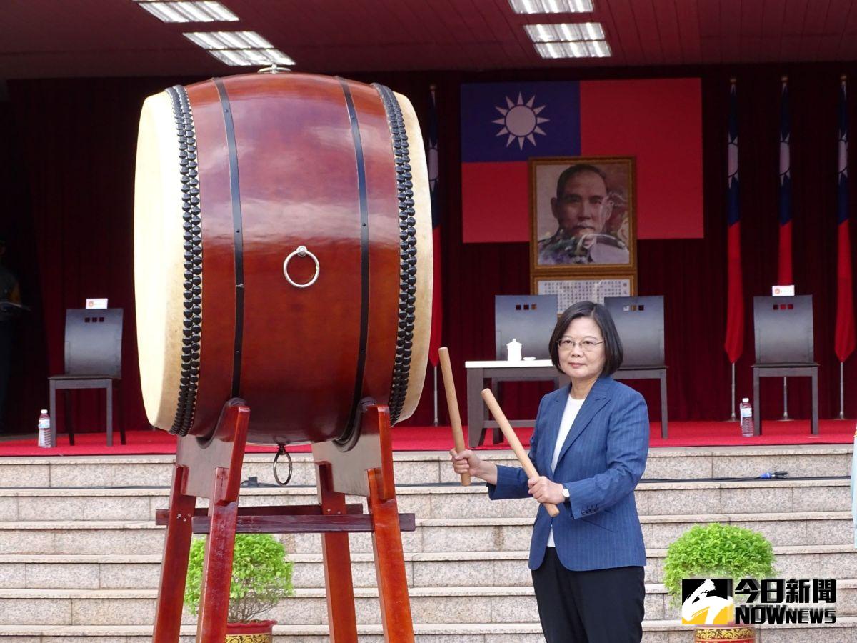 ▲蔡英文總統主持「三軍專校聯合開學典禮」的「榮耀傳承日」，擊鼓宣示士官制度改革。（圖／記者呂炯昌攝, 2019.9.6）