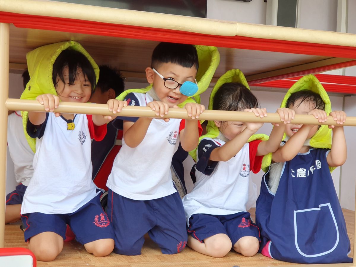 ▲現場除了親子的消防安全體驗外，現場更有CPR急救教學、住警器宣導及戲水防溺等宣導、小小消防員著裝體驗，透過寓教於樂方式讓大小朋友們學習防災知識。（圖/土城區公所提供）