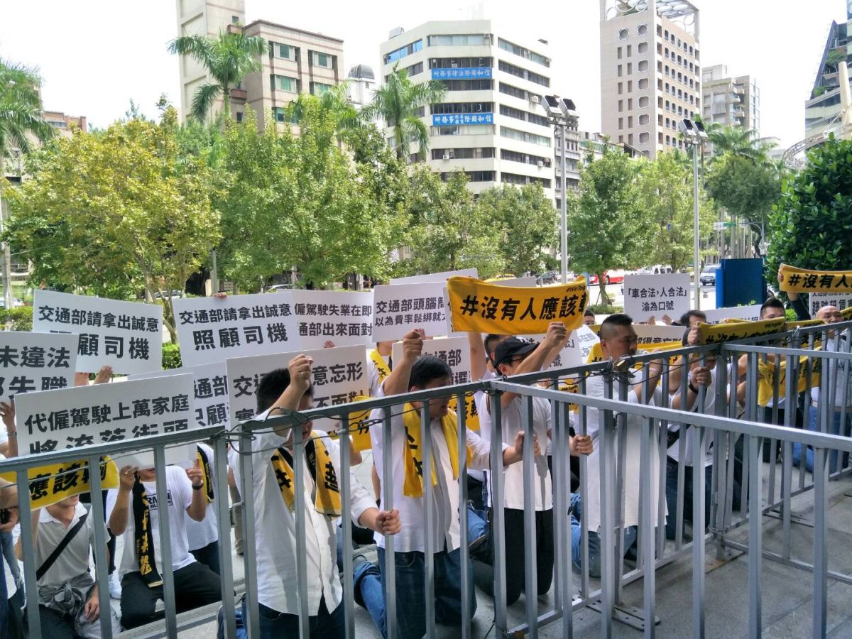 ▲ Uber 條款 10 月 6 日即將正式上路，網路叫車平台代僱駕駛自救會今（ 6 ）日上午前往交通部抗議，希望可以延長緩執法衝期，給萬名代僱駕駛一條活路。（圖／網路叫車平台代僱駕駛自救會）