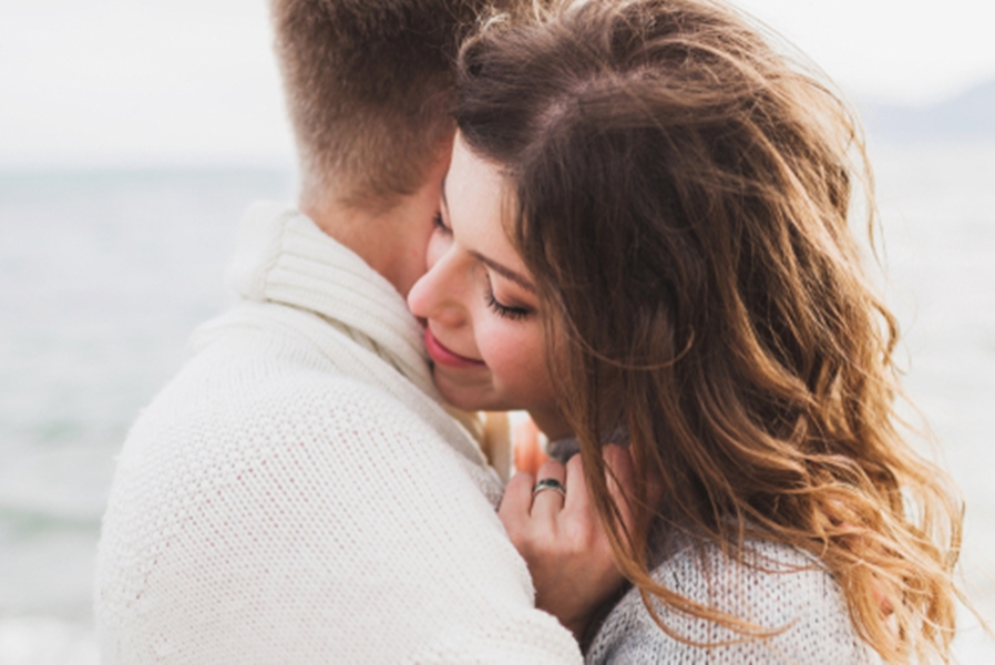 ▲水瓶座常常是對事不對人，你覺得你跟水瓶座討論某件事情，熱烈到好像你們兩個已經非常曖昧的程度，他可能還是覺得，我只是對這個話題非常有興趣，然後我們在討論這件事情而已！（圖／shutterstock）