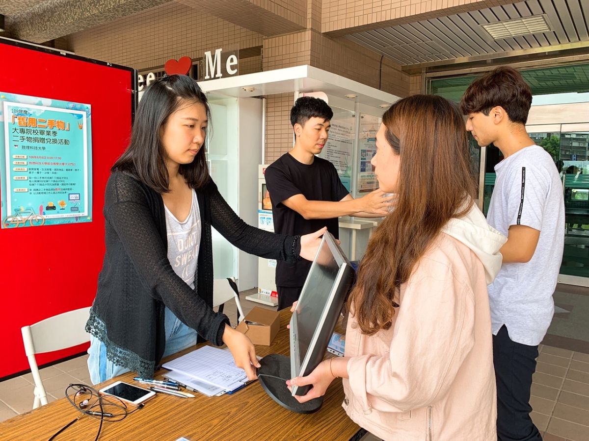 ▲新北市環保局今(108)年首次與大專院校合作，辦理開學季「校園二手市集活動」，讓這些堪用的二手物能再循環利用。（圖/新北環保局提供）