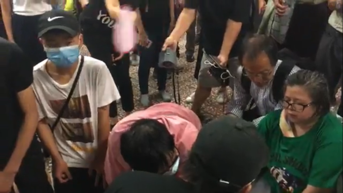 ▲ 6 日上午有香港市民來到 8 月 31 日晚間發生警民衝突的太子站內，下跪、靜坐，要港鐵提供當晚監視器畫面。（圖／翻攝自立場新聞直播片段）