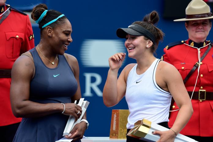 ▲加拿大大師賽Serena Williams(左)傷退，讓Bianca Andreescu收下冠軍盃。（圖／美聯社／達志影像）
