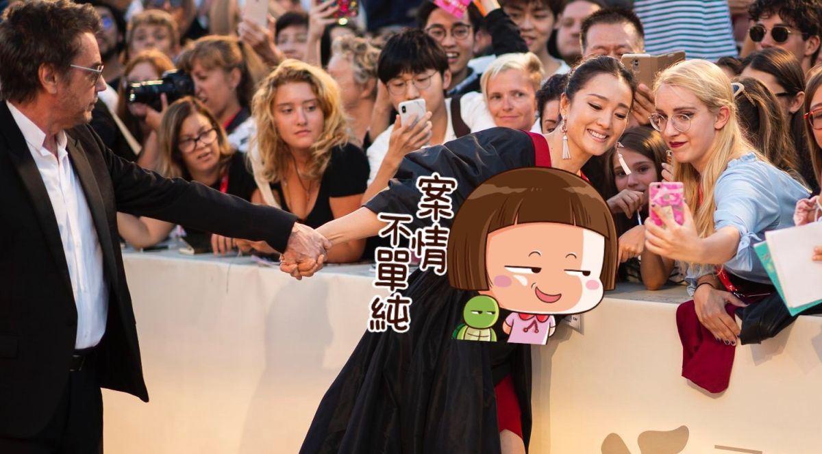 ▲鞏俐（中）被影迷感動衝過去。（圖／美聯社）