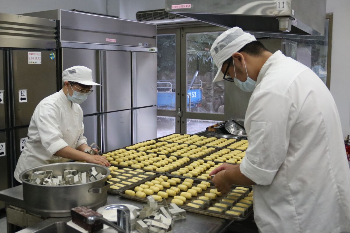 ▲弘光科技大學「校園隱藏版」的月餅非常搶手，比市售月餅熱量更低，教職員工爭相購買贈送親友。 (圖／弘光科大提供2019.9.6)