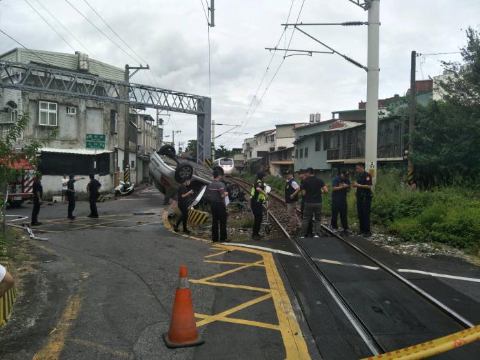 轎車闖越平交道遭太魯閣號撞　台鐵吉安－花蓮路段不通
