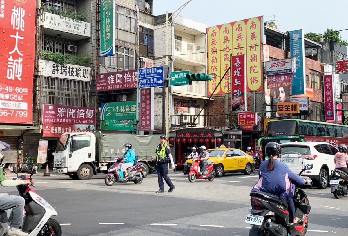 ▲配合地景藝術節開展，八德分局自9/6-22日例假日及中秋節連假的上午9點至晚上9點，加派員警與義交執行交通疏導管制。（圖／八德分局提供）