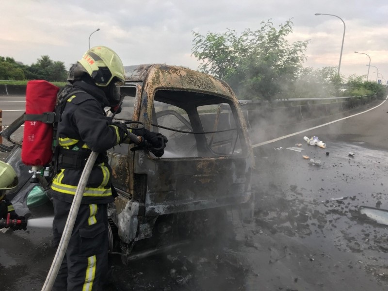 ▲小貨車自撞分隔島，撞成火燒車，車子燒成一堆癈鐵。（圖／消防局提供）