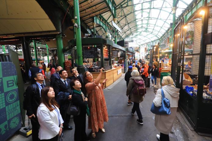 盧秀燕考察倫敦波羅市場　借鏡鐵路高架化橋下空間再造
