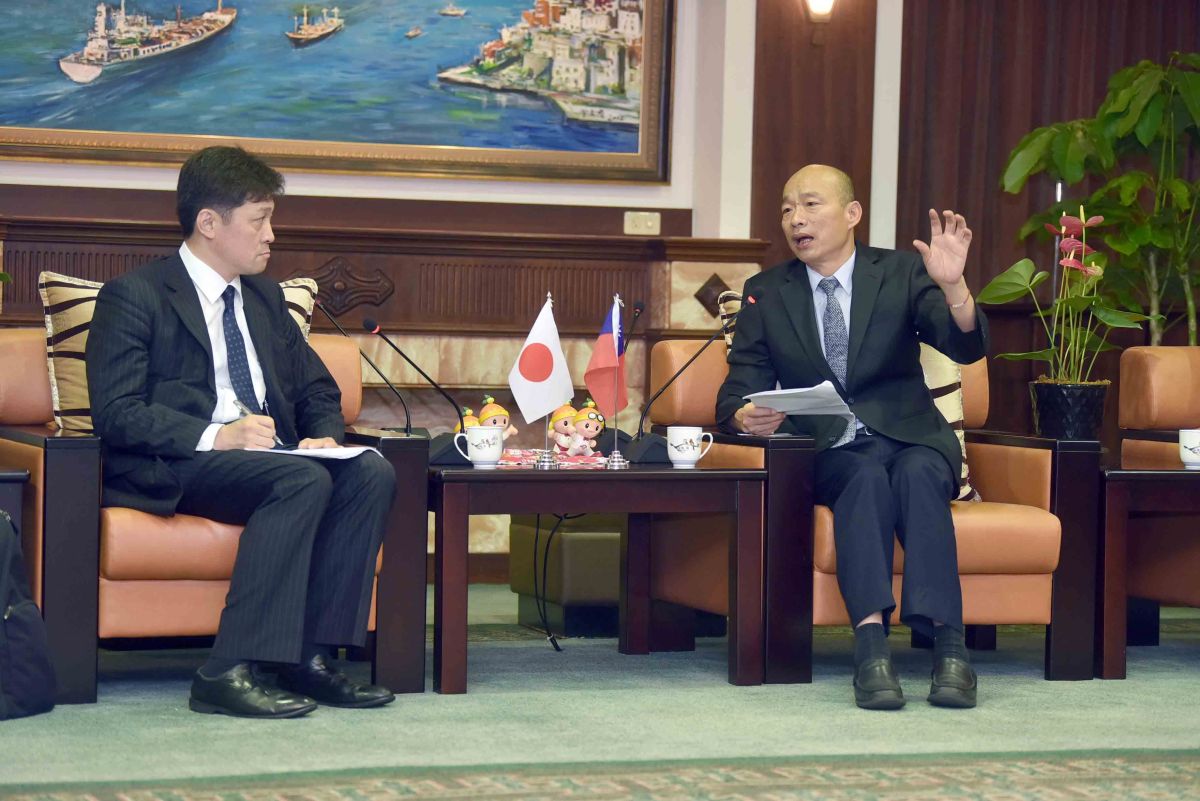 ▲日本學者松田康博喊冤，稱是因為高市府臨時通知改地點所以才遲到。作家朱宥勳諷刺韓國瑜示範「不遲到」新招。（圖／翻攝自高雄市政府網站）