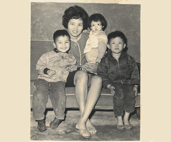 前新北市長朱立倫6日貼出兒時照片，指出父親是柯文哲口中的「外省人」，母親是桃園大溪人，「我是什麼人」？( 圖 / 翻攝朱立倫臉書 )