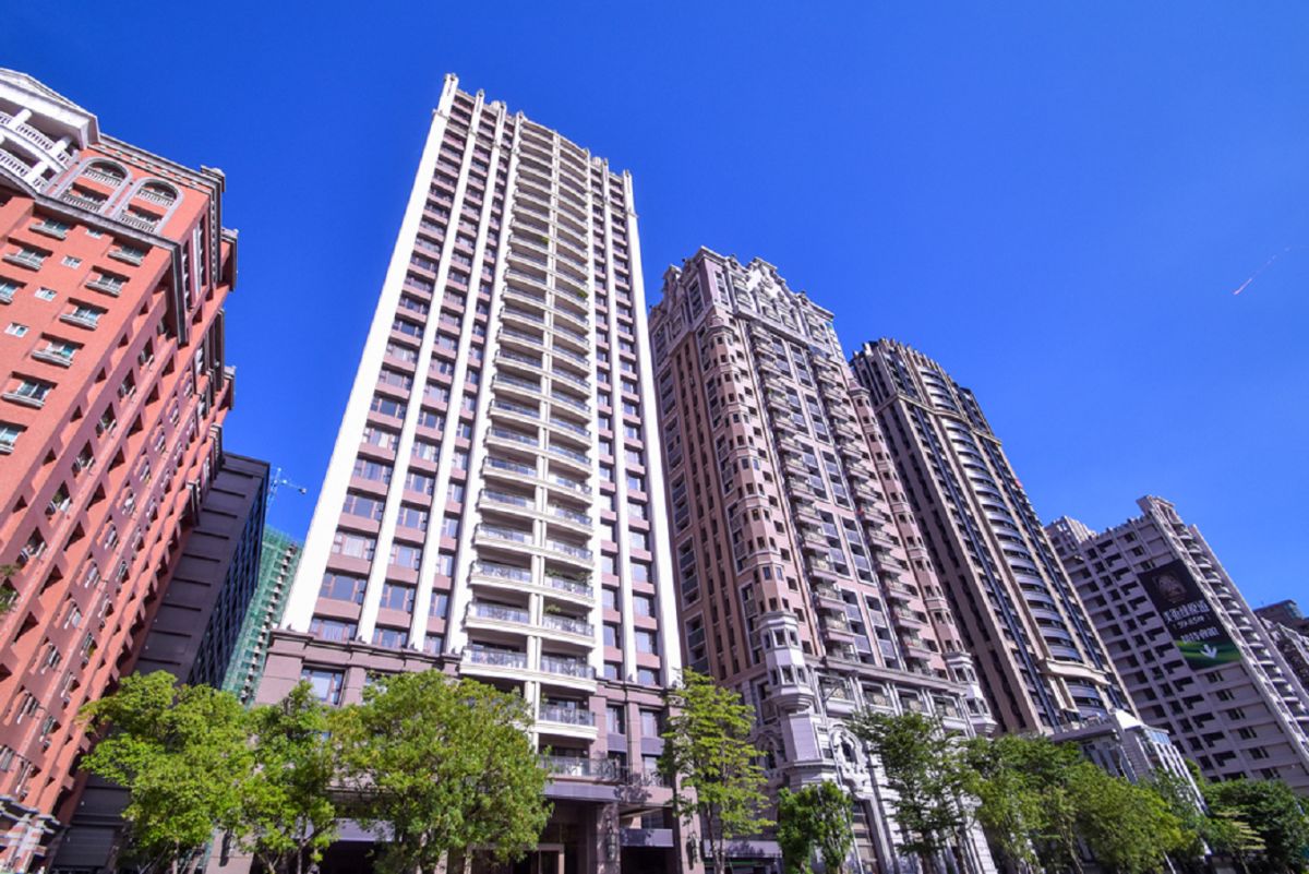 ▲高雄美術館特區總價2000萬元以上物件，較少買方有能力接手，因此陸續有建商趁著買氣回籠，降價清餘屋，部分中古屋主也有讓價求售的情況。（圖／信義房屋提供）