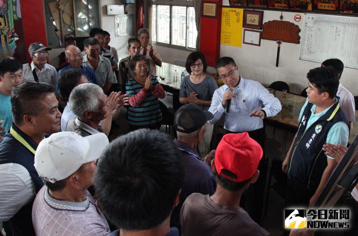 ▲部長徐國勇聽取褒忠鄉長陳建銘簡報後，指道路改善工程很快就會開始動工。（圖／記者蘇榮泉攝，2019.09.06）