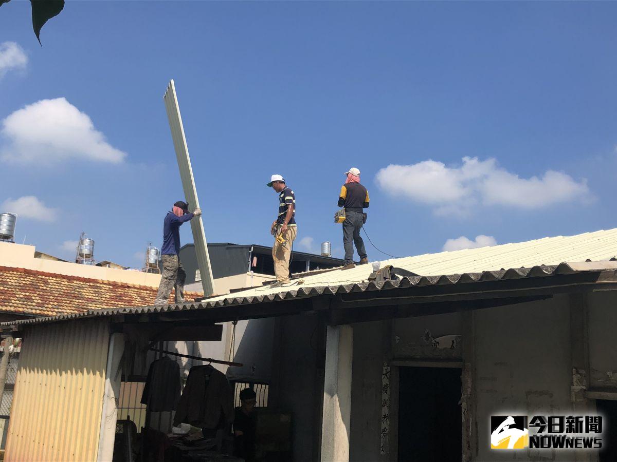 ▲北斗警察志工中隊揪募慈善會，協助獨老修屋頂。（圖／記者陳雅芳攝，2019.09.06）