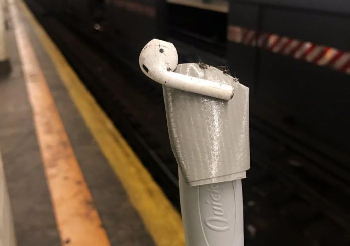 ▲無線耳機 AirPods 超容易遺失，已經超越假牙與奶嘴，成為紐約地鐵最大宗的遺失物。（圖／翻攝自@ashleymayer的推特）