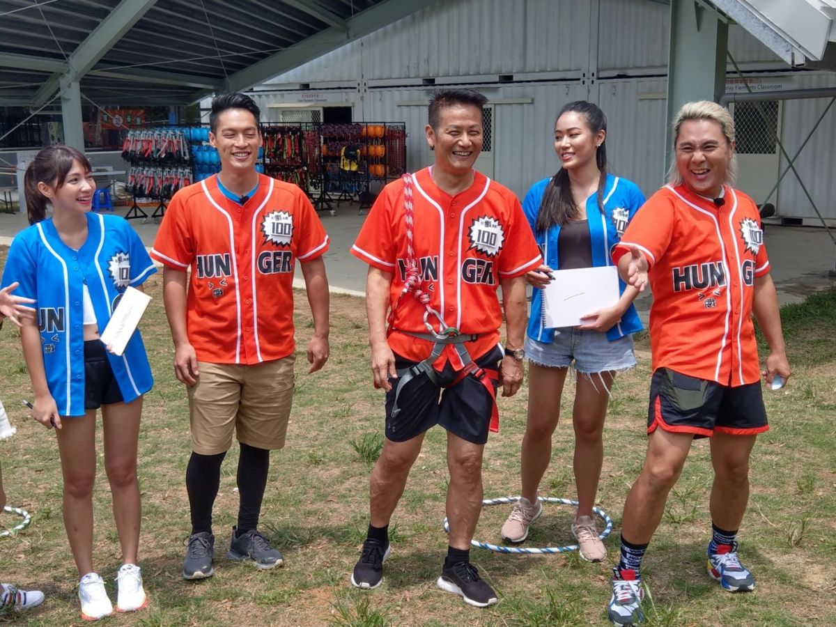 ▲曾智希（左起）、許孟哲、徐乃麟、邦妮和王仁甫頂著大太陽玩遊戲。（圖／中視提供）