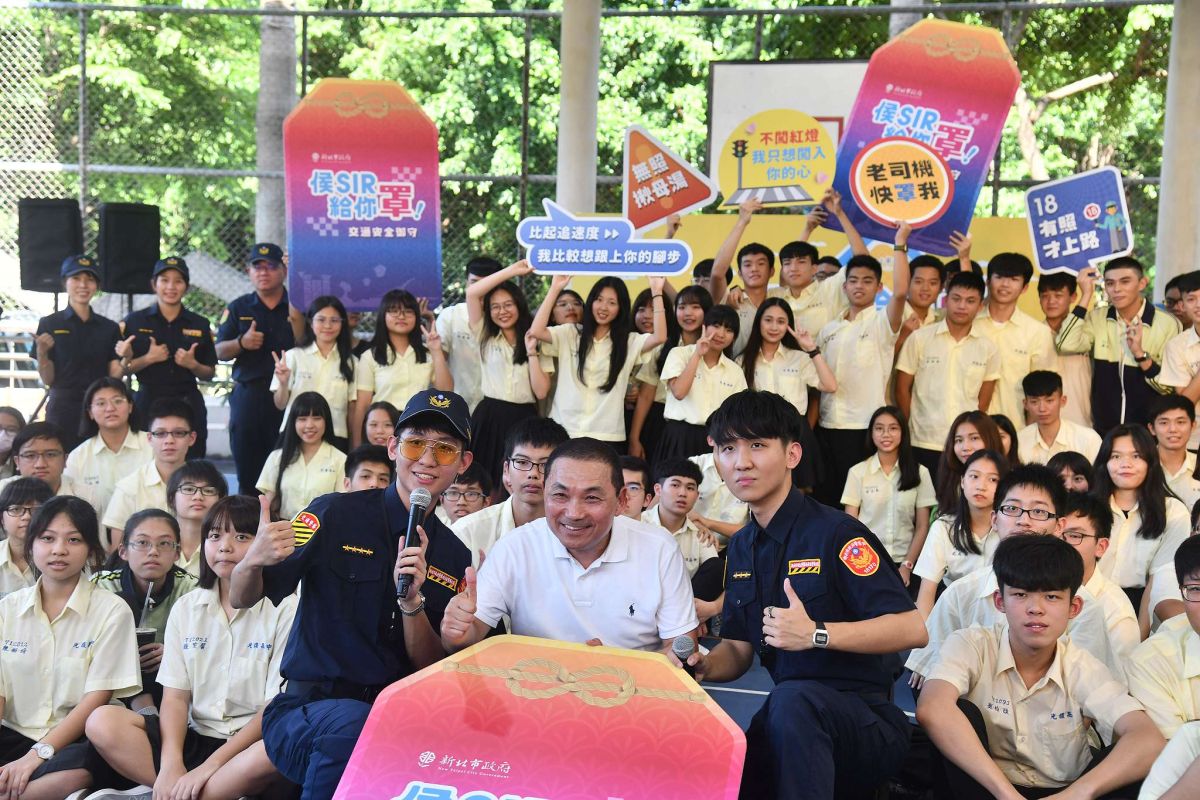 ▲網紅交通大哉問，新北「侯Sir」叮嚀安全駕駛最重要。（圖/新北市新聞局提供）